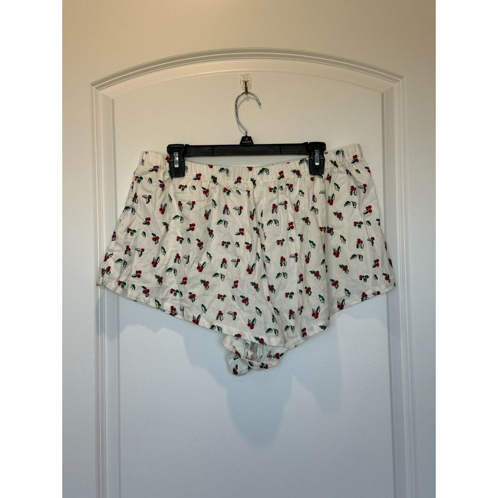 NWT Colsie White Mistletoe Print Pajama Shorts Size Medium